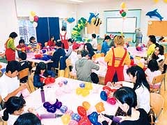 写真：たくさんの子供たちでにぎわう工作教室