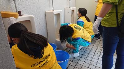 中学生も参加してのトイレ掃除実習