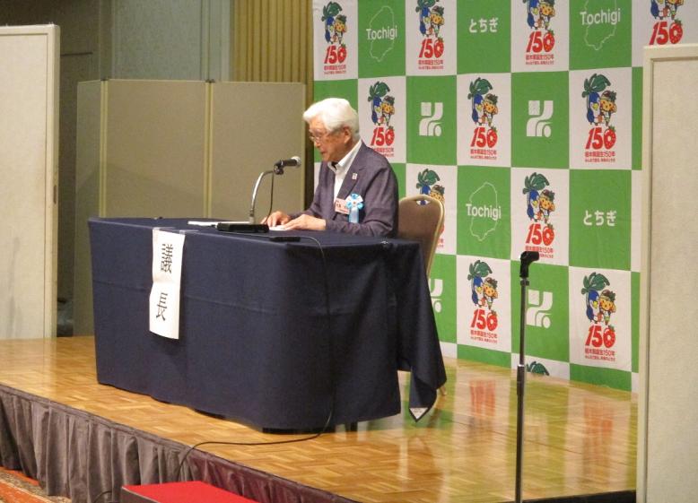 総会の議事進行を行う会長