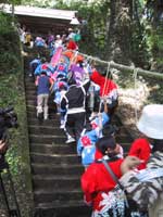 羽黒山梵天祭の写真（梵天を担ぎ参道を練り歩く様子）