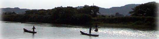 那珂川に浮かぶ鮎釣舟(烏山町)