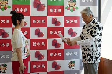 委嘱状の授与の写真