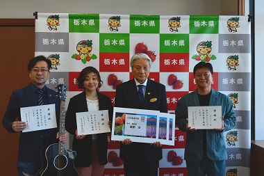 全員での記念撮影の画像