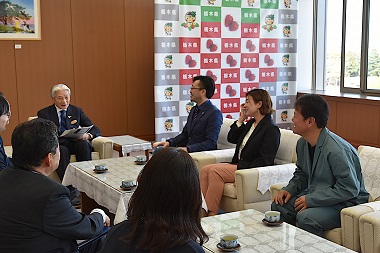 歓談の様子の画像