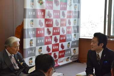 歓談の様子の画像