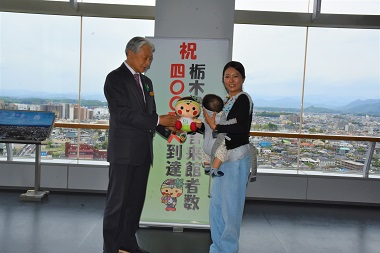 県庁舎来館者数400万人突破02
