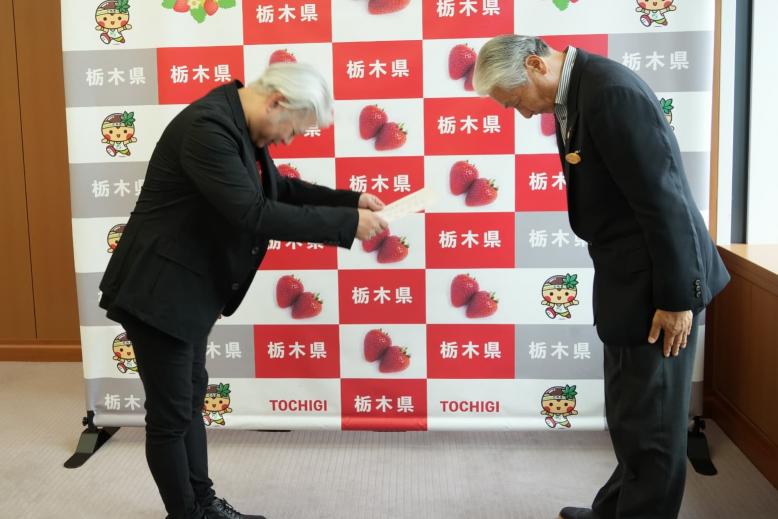 八津弘幸さんとちぎ未来大使委嘱式01