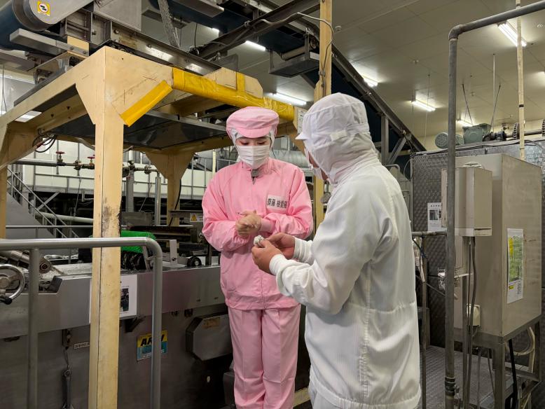 説明を受ける樹愛羅ちゃん