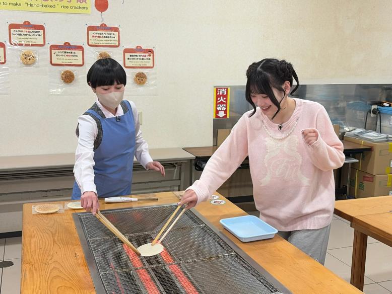 一生懸命おせんべいを焼く樹愛羅ちゃん