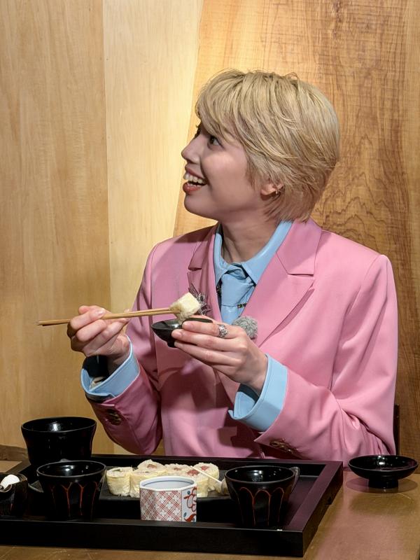 日光湯波巻を食べる青蘭さん