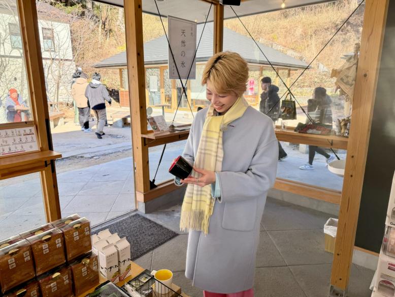 撮影後も店内を見て回る青蘭さん