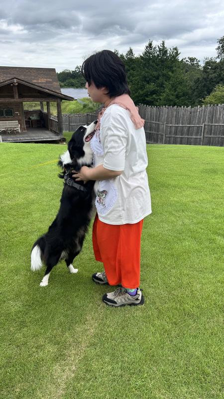 犬と戯れる大島さん
