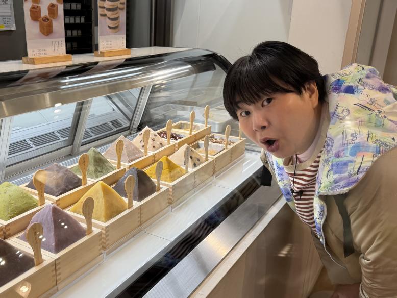 あんこバーの種類の多さに驚く大島さん