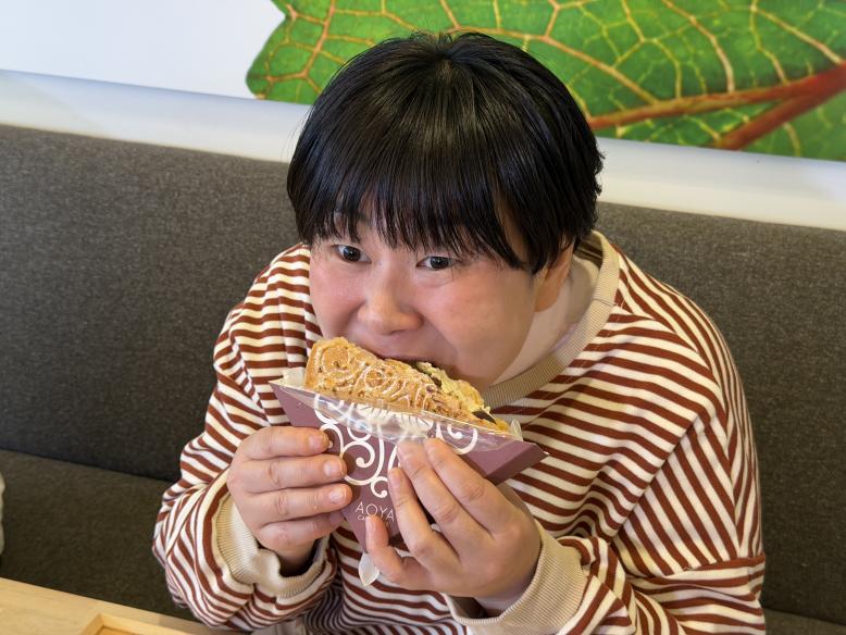 あんガレットをほおばる大島さん