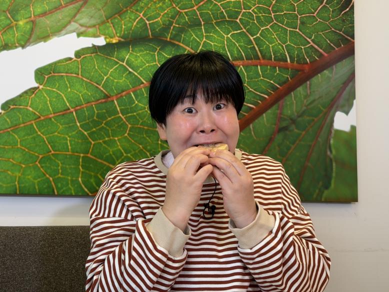 栗最中をほおばる大島さん