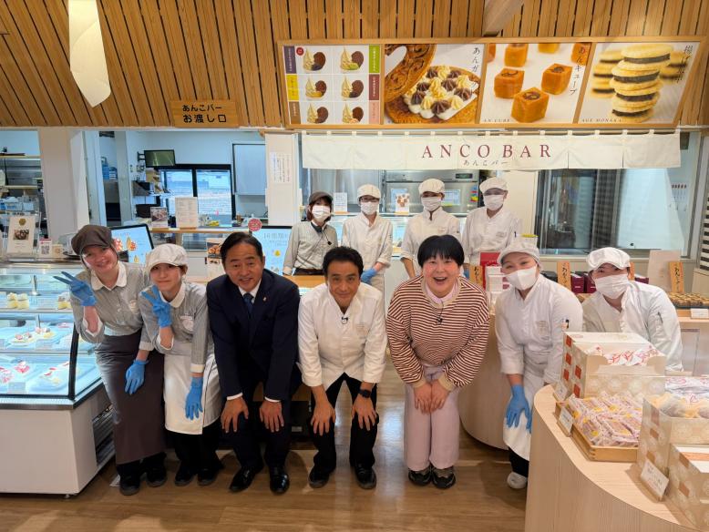 従業員の皆さんと記念撮影する大島さん