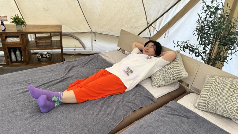 ベッドでくつろぐ大島さん