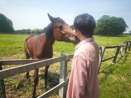 馬さんが永井さんに興味津々