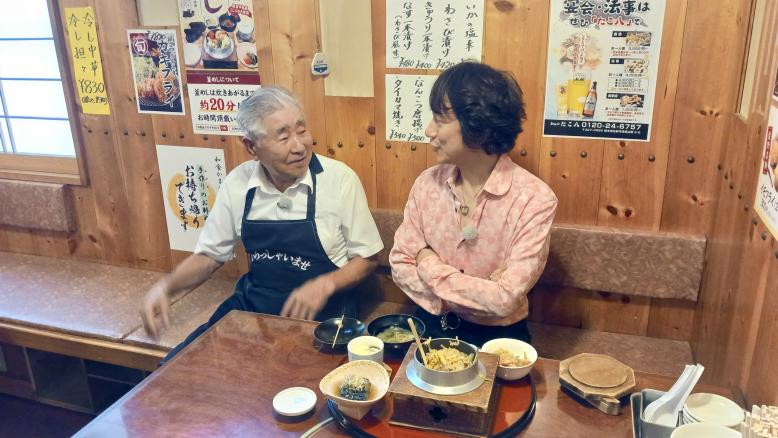 たこ八店主と歓談するユカイさん