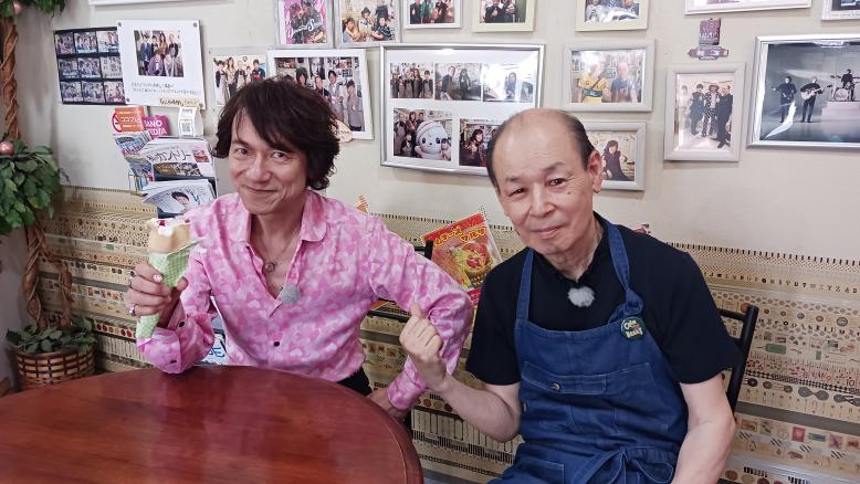 クレープ屋店主とユカイさんの2ショット