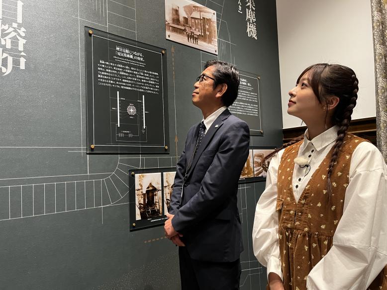 館長と菊池さんが資料を見ている様子