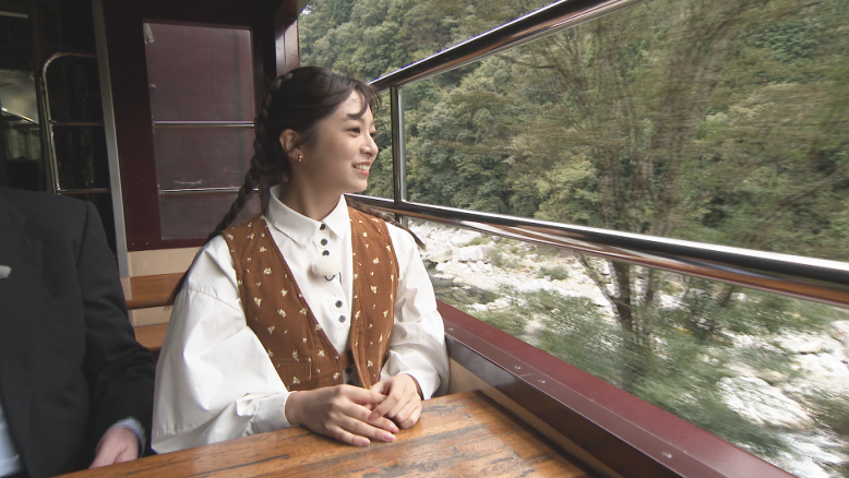 トロッコ列車に乗り景色を堪能する菊池さん