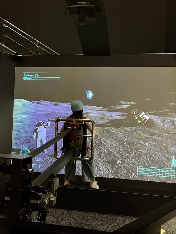 グラビティジャンプに挑戦中の菊池さん