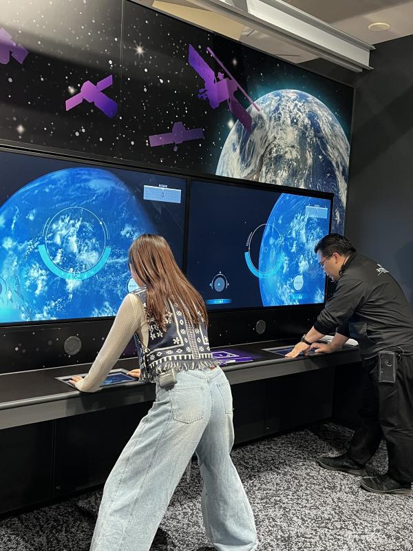 宇宙のごみを集めるミッションゲームに挑戦中の菊池さん