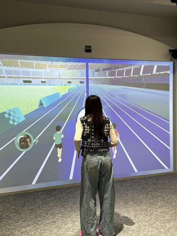 かけっこの速さを競うゲームで一生懸命腕を振っていた菊池さん