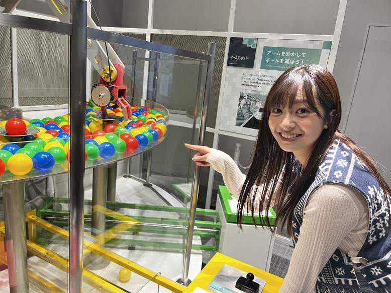 ボールを運ぶクレーンゲームを楽しむ菊池さん