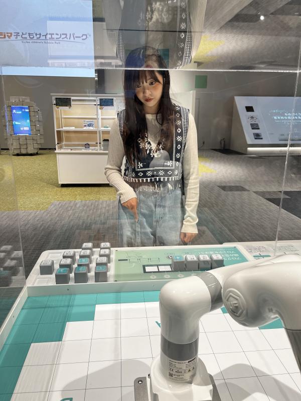 プログラミングゲームを真剣に行う菊池さん