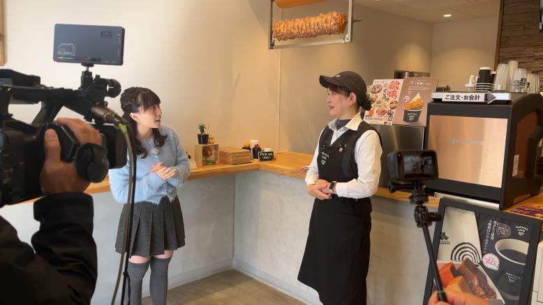 バウムクーヘン店で話を聞く高瀬さん