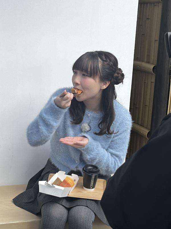 バウムクーヘンを食べる高瀬さん