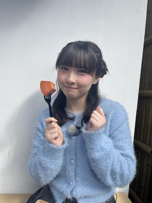 バウムクーヘンを食べる高瀬さん