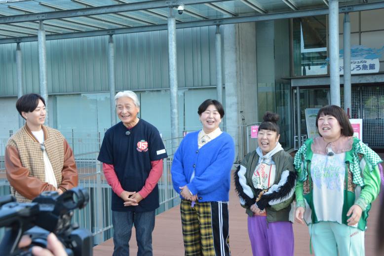 番組オープニングで談笑する知事と森三中とベリー大坪さん