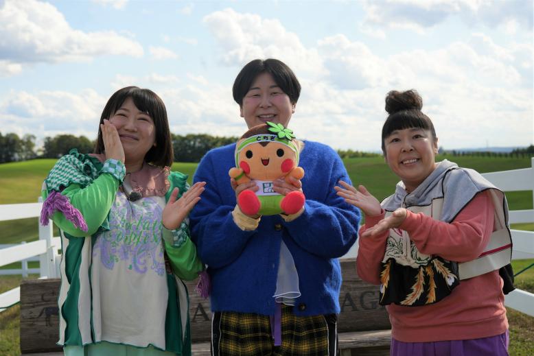 牧場でとちまるくんと森三中の3人でパシャリ！