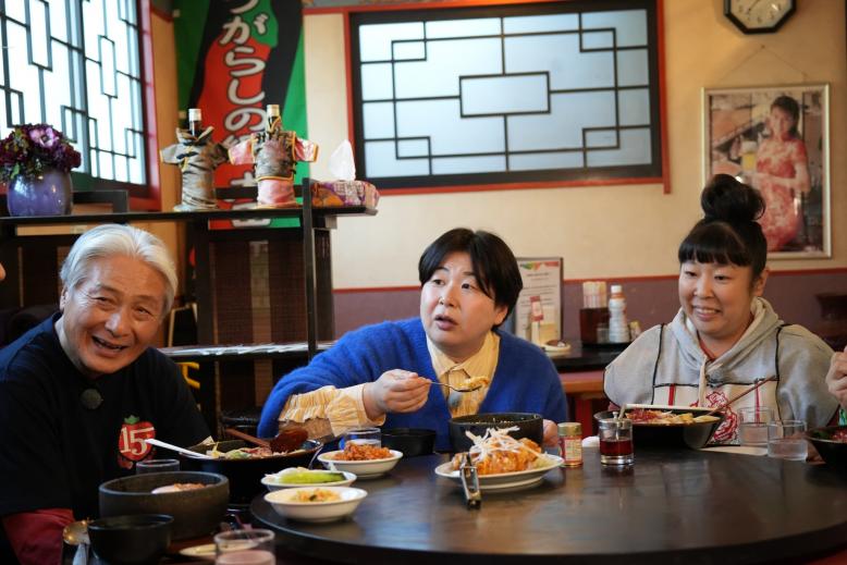 料理を食べながら談笑中の知事と森三中大島さん・村上さん