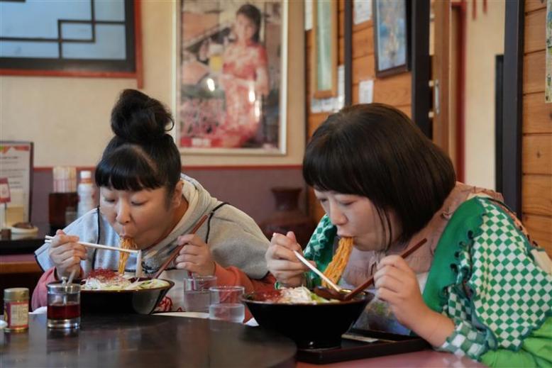 料理を食べる森三中村上さん・黒沢さん
