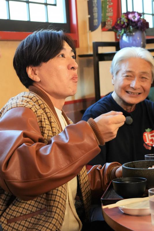激辛料理を食べるベリーさんと知事