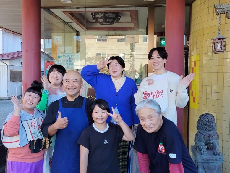 応竜の店主と出演者で記念撮影