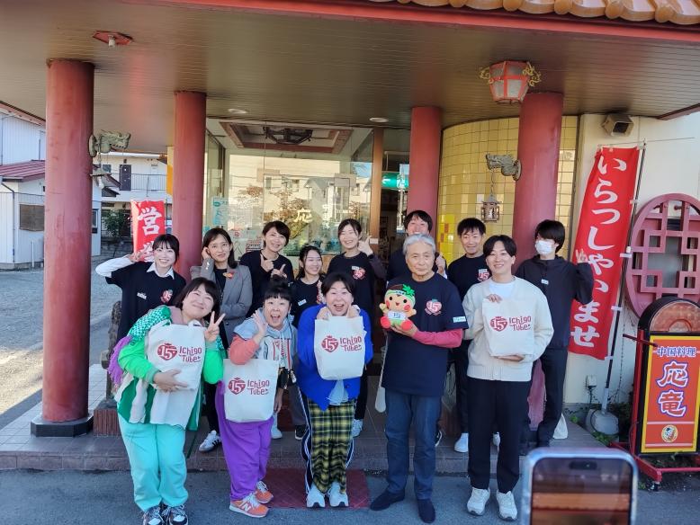 スタッフと出演者で記念撮影