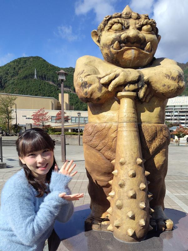 鬼怒太の像と高瀬さんと2ショット