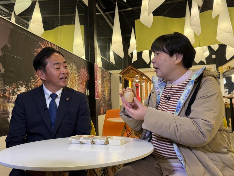 たこ壺最中の説明を受ける大島さん