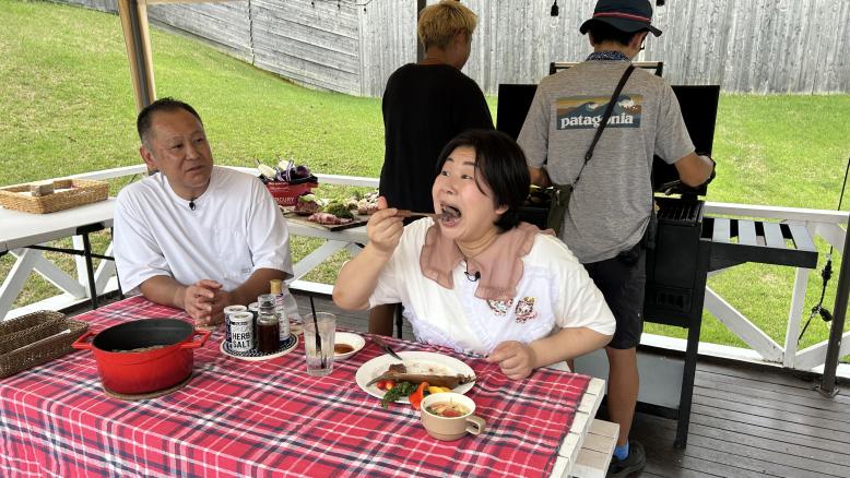美味しそうにお肉を食べる大島さん
