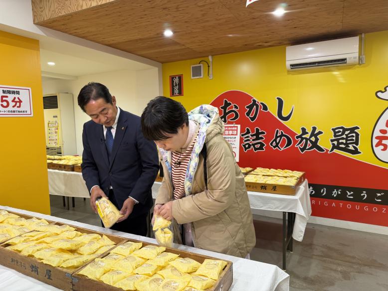 真剣に詰め放題を行う大島さん