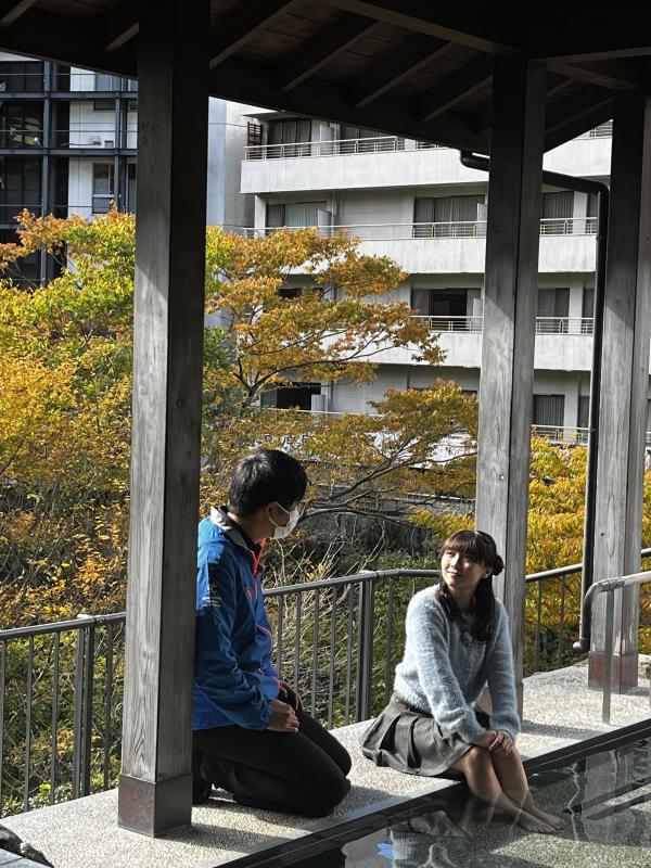 足湯に入りながらお話を聞く高瀬さん