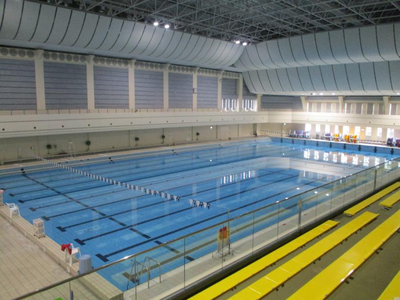 温水プール館内観