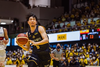 シュートを狙う比江島選手