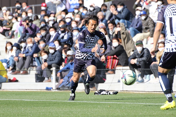 ドリブルで駆け上がる選手
