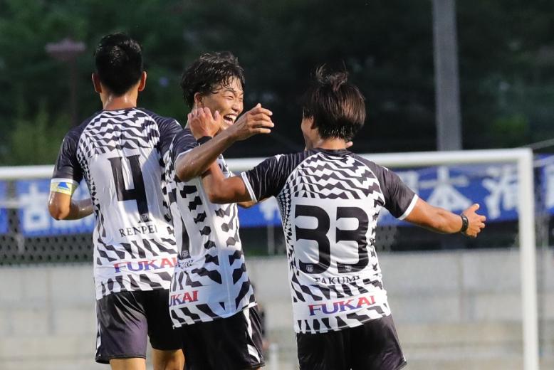ゴールを決めて喜ぶ選手
